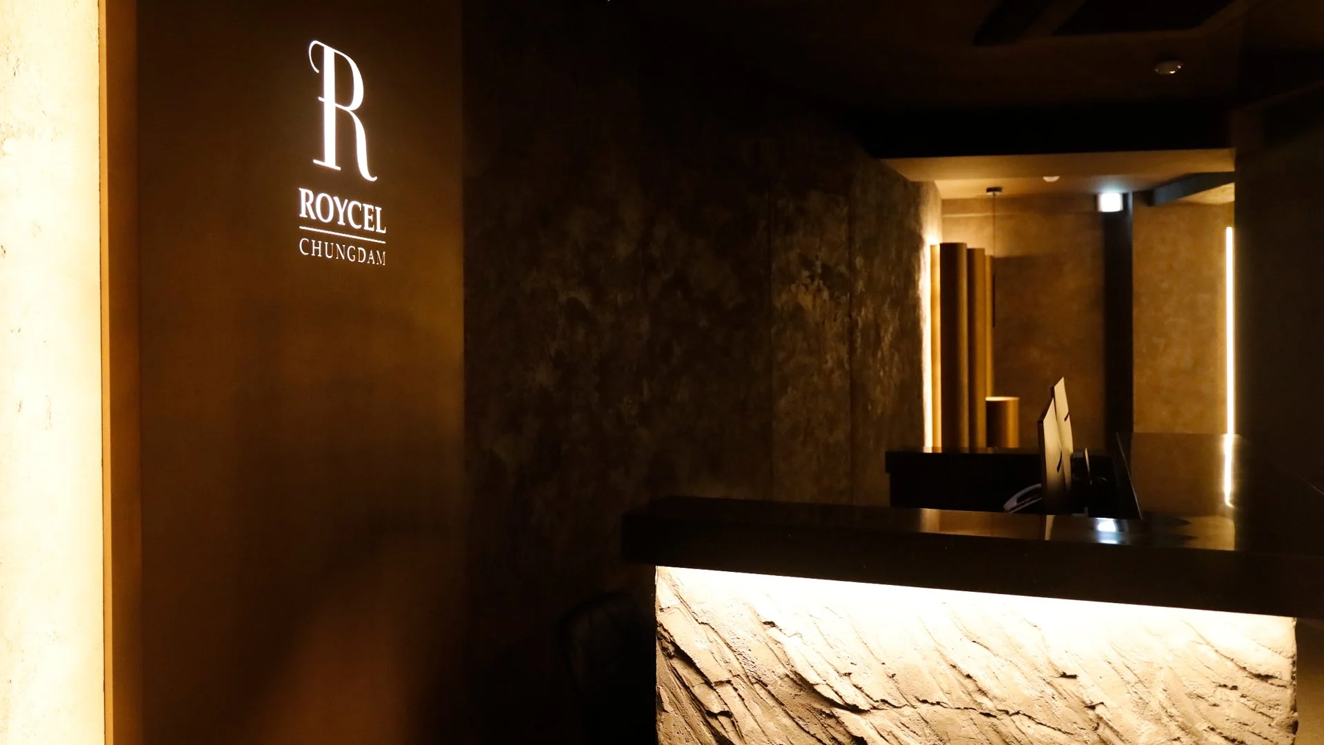 Roycel signature stone wall detail